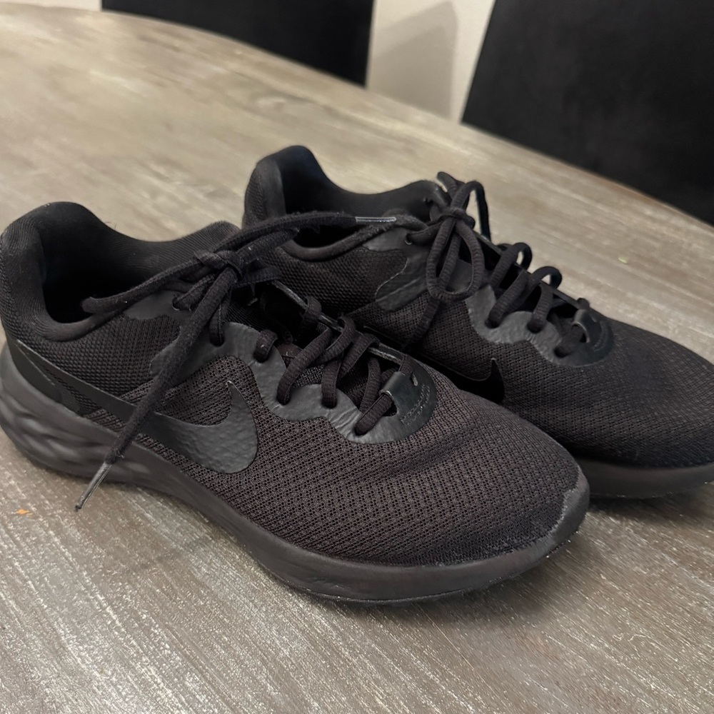 Women’s size 8 Nike Running Shoe … Black